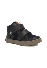 Sneaker alte blu navy con una combinazione di suede testurizzato e pelle liscia, con doppi strap in Velcro e una robusta suola in gomma grigia.