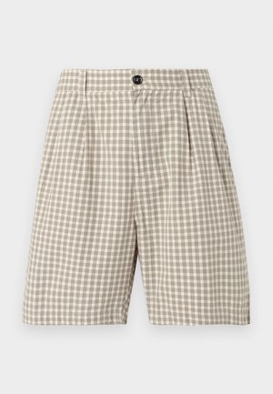 Beżowo-białe męskie, dopasowane szorty w kratę, z szlufkami na pasek, przednimi zakładkami, bocznymi kieszeniami i zapięciem na guzik w talii.