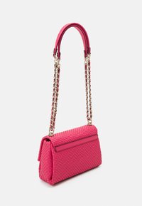 Sac à main tissé rose avec une forme structurée, doté d'une chaîne et d'une bandoulière en cuir. Accents lisses et détails de conception rectangulaires remarqués.