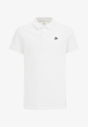 Polo blanco hecho de tejido texturizado, con una tapeta de tres botones y mangas cortas. Tiene un pequeño logo de un pájaro negro en el pecho.