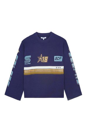 Marineblauwe sweatshirt met lange mouwen en verschillende gekleurde graphics, waaronder een gouden ster, het nummer 18 en horizontale strepen over de borst.
