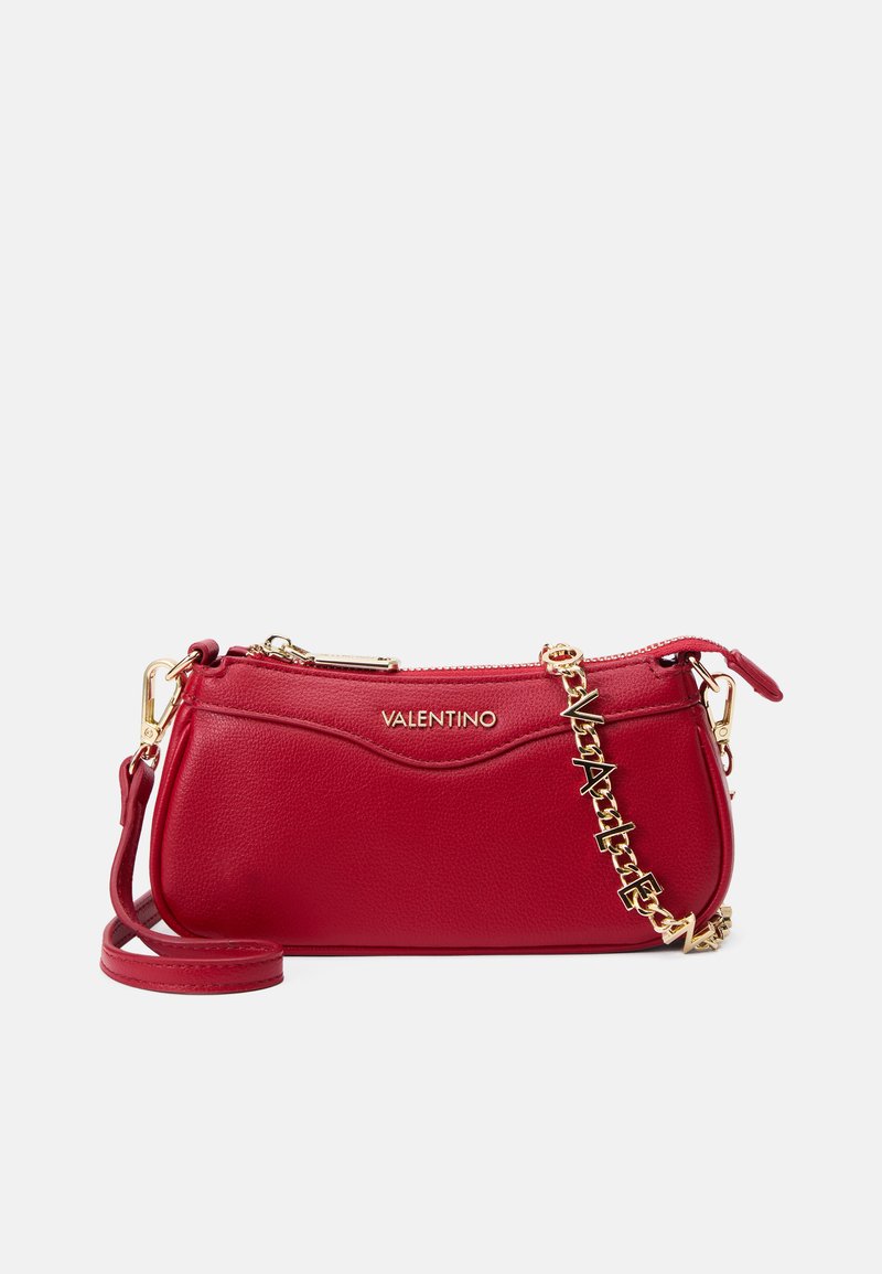 Rød lær crossbody-veske med teksturert finish, hardware i gulltone og kjedesnor. Har glidelås og preget logo.