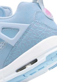 Baskets bleu clair avec un dessus texturé, semelle blanche et amortissement d'air transparent. Détails notables comprennent une touche de rose et des découpes triangulaires.