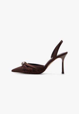 Bruine satijnen slingback pumps met een spitse neus, gedraaide details en een gouden accent. Voorzien van een slanke stilettohak voor elegantie.