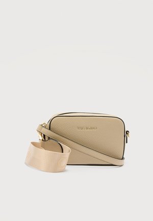 Beige Valentino læder crossbody-taske med gyldent logo, sort kant og bredt stofrem med prægede logoer, vist på en hvid overflade.