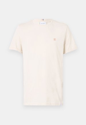 Cremefarbendes Baumwoll-T-Shirt, Rundhalsausschnitt, kurze Ärmel, mit einem kleinen orangefarbenen "II"-Logo auf der Brust und einem mehrfarbigen Streifen am Kragen.