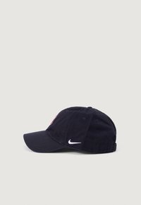 Căciulă de baseball albastru închis, cu brăcină curbată, având un logo roșu brodat în față și un swoosh alb Nike pe lateral. Material din bumbac.