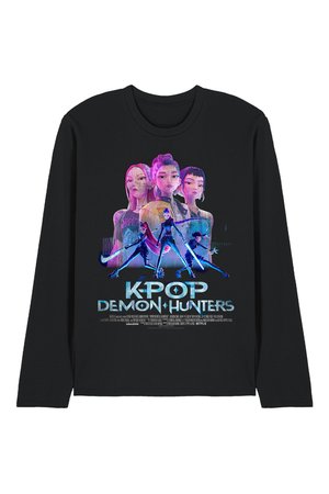 Schwarzes Langarmshirt mit farbenfrohem K-Pop Demon Hunters-Design, das drei stilisierte weibliche Charaktere in Aktionsposen zeigt.