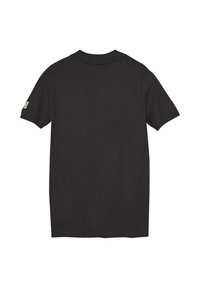 Schwarzes Kurzarm-T-Shirt mit geripptem Kragen, nahtlosen Schultern und einem kleinen Logopatch auf dem linken Ärmel. Glatte Textur.