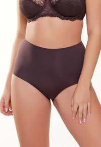 Mutande a vita alta di colore marrone scuro, realizzate in un tessuto liscio e elasticizzato, caratterizzate da un design senza cuciture per il massimo comfort e un leggero lucido.