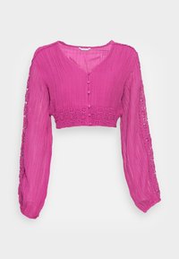 Crop blouse in felroze met lange mouwen, gestructureerde stof, knopen aan de voorkant en kantaccenten aan de zoom en mouwranden.