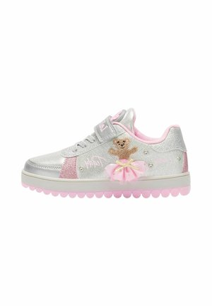 Sneakers argentate con una toma testurizzata, accenti rosa, ricamo di orso e un dettaglio di tutù pastello. Presentano una chiusura in Velcro e una suola a bolla.