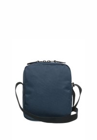 Bolso bandolera azul marino hecho de tela texturizada, forma rectangular, con una parte superior plana con cremallera y correa negra ajustable. Diseño simple.