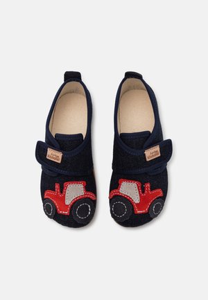 Chaussons pour enfants bleu marine avec appliques de tracteur rouge sur les orteils et sangles réglables avec étiquettes "Living Kitzbühel".