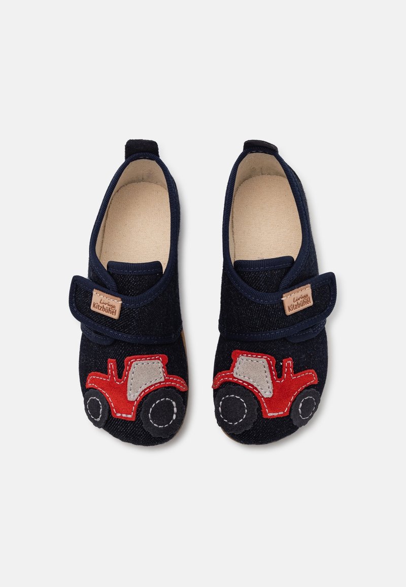 Chaussons pour enfants bleu marine avec appliques de tracteur rouge sur les orteils et sangles réglables avec étiquettes "Living Kitzbühel".