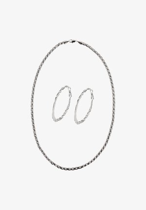 Zilveren ketting en bijpassende oorringen. De ketting heeft een gedraaide kettingstijl, terwijl de oorringen een vergelijkbare gedraaide textuur hebben.