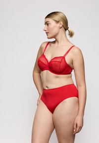 Rode kanten beha met beugel en verstelbare bandjes, gecombineerd met bijpassende hoogwater rode slip met effen kleur, met een gladde textuur en bloemmotief.