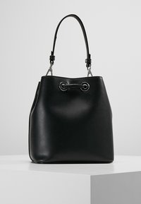 Sort læder bucket taske med en glat tekstur, der har en enkelt rem, metaløjer og en snørelukning for sikker adgang.