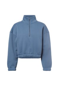 Utsnittet blå genser med høy krage, halv-lukking og samlet mansjetter, laget av myk, teksturert stoff.