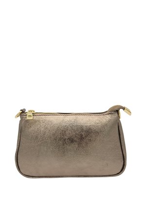 Piccola pochette in pelle bronzo metallizzato con cerniera dorata e breve cinturino da polso su sfondo bianco.