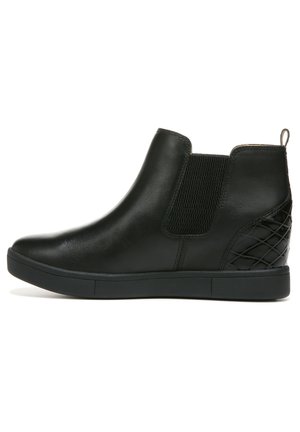Black ankle boots made of smooth leather, featuring elastic panels, a textured back with a quilted design, and a flat rubber sole.