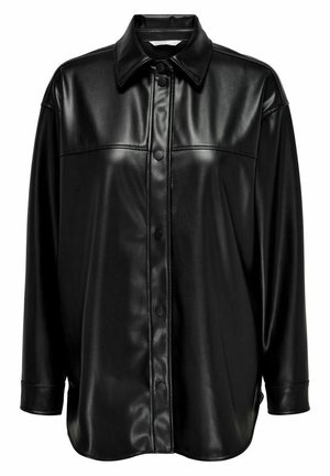 Chemise noire à manches longues en simili cuir avec patte de boutonnage, col et détail de couture sur la poitrine.