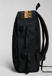 Zaino nero in nylon, con spallacci regolabili, fibbie esterne e testo grafico audace in giallo e rosso sulla parte superiore.