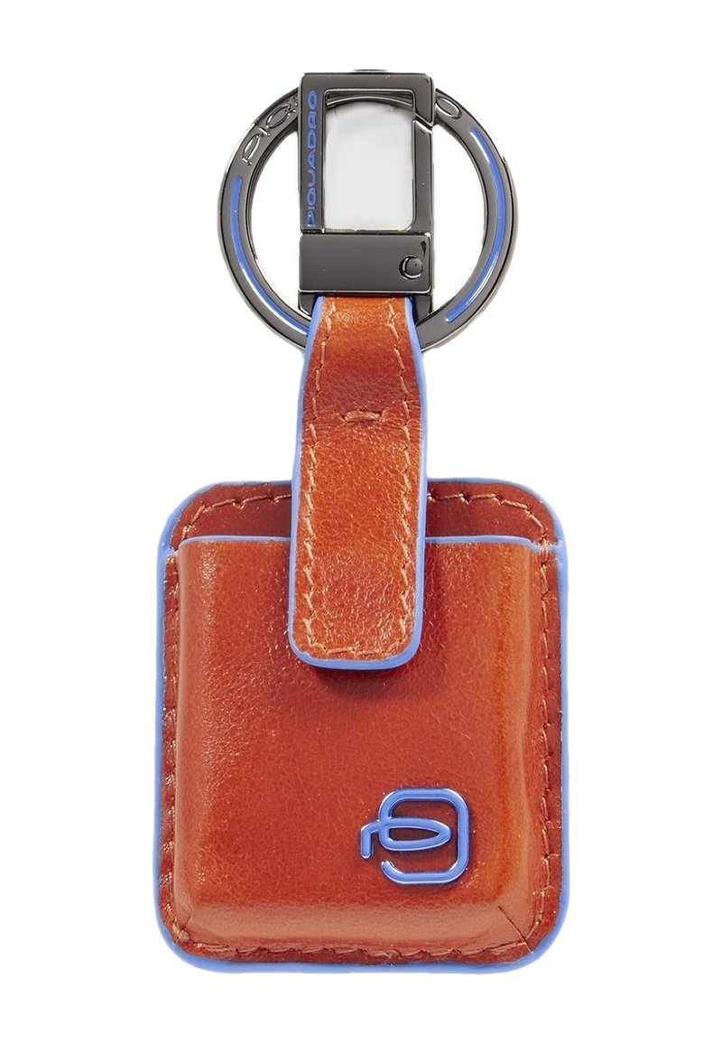 Leren sleutelhanger in oranje met blauw randje, voorzien van een ringbevestiging en een rechthoekig label. Heeft een uitsparing voor personalisatie.