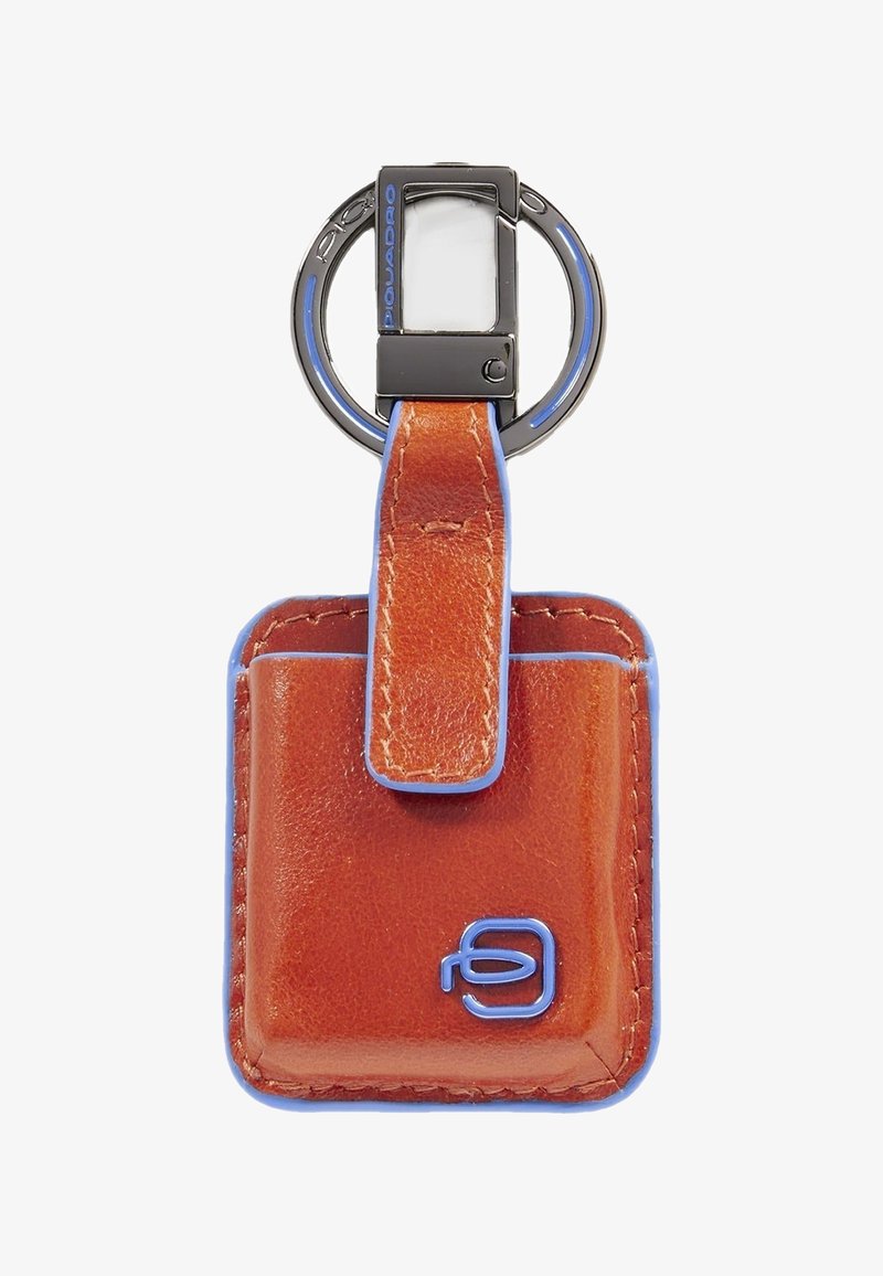 Leren sleutelhanger in oranje met blauw randje, voorzien van een ringbevestiging en een rechthoekig label. Heeft een uitsparing voor personalisatie.