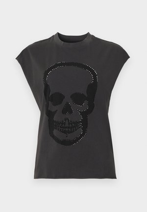 Czarny t-shirt z krótkim rękawem z dużym wzorem czaszki ozdobionym srebrnymi ćwiekami. Wykonany z miękkiego materiału o luźnym kroju.