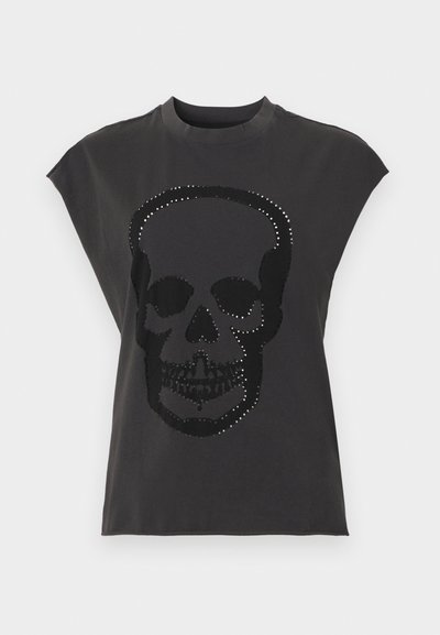 Μαύρο κοντομάνικο μπλουζάκι με μεγάλο σχέδιο κρανίου διακοσμημένο με ασημένια καρφιά. Κατασκευασμένο από μαλακό ύφασμα με άνετη εφαρμογή.