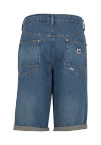Shorts en denim bleu moyen, avec un ourlet replié, deux poches arrière avec des détails de coutures, et une étiquette de marque sur la poche arrière droite.