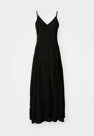 Sort maxikjole med spaghetti-stropper, v-hals, flydende silhuet, glat tekstur og diskret drapering ved kanten.