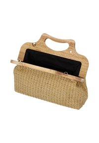 Rechteckige geflochtene Strohtasche mit Holzgriff und schwarzem Stoffinnenfutter, offen gezeigt vor weißem Hintergrund.