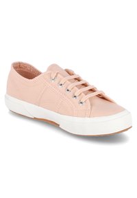 Helle rosa Segeltuch-Sneaker mit weißer Gummisohle, runder Spitze und fünf metallischen Ösen für die Schnürsenkel. Texturiertes Gewebe mit subtilen Nähdetails.