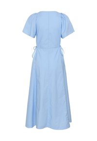 Robe midi bleu clair avec manches courtes bouffantes, taille cintrée avec liens sur les côtés et jupe évasée, vue de dos.