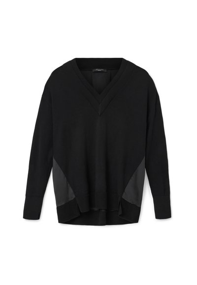 Pull noir à col en V à manches longues avec poignets et ourlet côtelés, présentant des panneaux latéraux en satin et une coupe décontractée légèrement asymétrique.