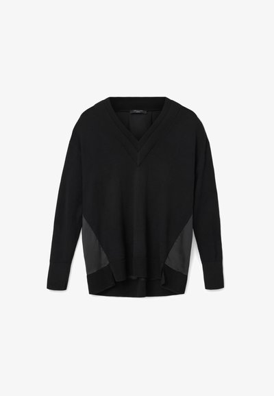 Pull noir à col en V à manches longues avec poignets et ourlet côtelés, présentant des panneaux latéraux en satin et une coupe décontractée légèrement asymétrique.