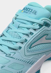 Αθλητικό παπούτσι σε ανοιχτό γαλάζιο με επενδύσεις από δίχτυ και συνθετικό υλικό, λεπτομερείς ραφές, επίπεδα κορδόνια και λογότυπο "Joma SET" στην επενδυμένη γλώσσα.