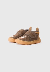Chaussons bruns pour tout-petits avec semelles en caoutchouc orange, brides Velcro et visages de lapin brodés à l'avant.