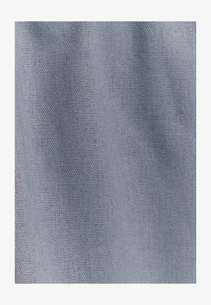 Svetlomodrá tkanina s jemnou, textúrovanou väzbou. Mäkko, mierne priesvitný vzhľad s viditeľnými vzormi nití. Hladká na dotyk.