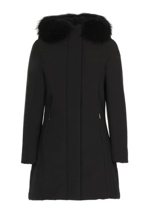 Cappotto nero con cappuccio in pelliccia sintetica, caratterizzato da un design slanciato, due tasche laterali con zip e una texture liscia. Nessun hardware visibile.
