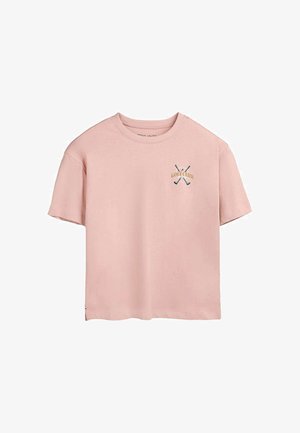 T-shirt rose clair à manches courtes avec des clubs de golf croisés et le texte "GOLF CLUB" imprimé en or sur le côté gauche de la poitrine.