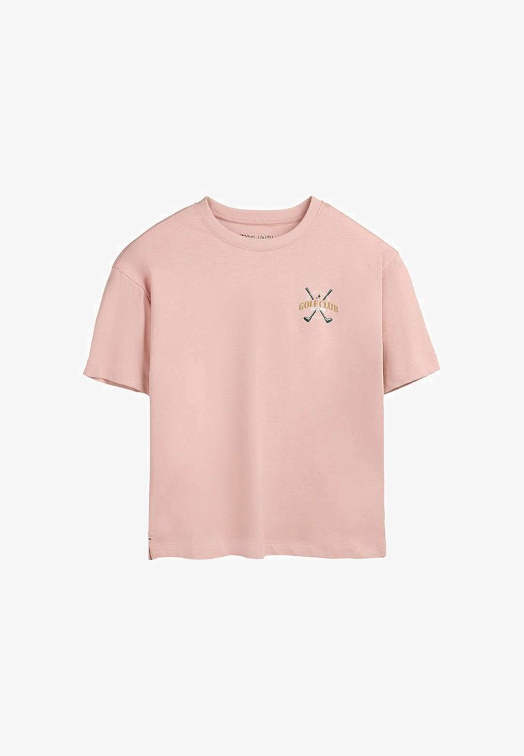 T-shirt rose clair à manches courtes avec des clubs de golf croisés et le texte "GOLF CLUB" imprimé en or sur le côté gauche de la poitrine.