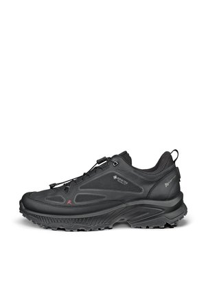 Zwarte Gore-Tex waterdichte wandelschoen met gestructureerde zool, trek-lus op de hiel en snelvetersluiting, zij-aanzicht.