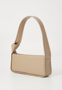 Beżowa torebka syntetyczna o ustrukturyzowanym prostokątnym kształcie, zaokrąglonym wieku i szerokim uchwycie z detalem w postaci węzła. Gładkie, błyszczące wykończenie.