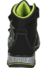 Czarny but typu high-top z zieloną siateczkową wyściółką, teksturowaną cholewką, kontrastowym haftem i odblaskowym logo na pięcie.