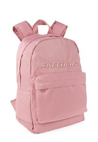 Mochila de tela rosa con correas ajustables, bolsillo delantero con cremallera y logotipo bordado "SKECHERS" en el compartimento principal.