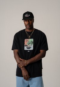 BLKVIS FLOWER TEE UNISEX - Apdrukāts T-krekls - black