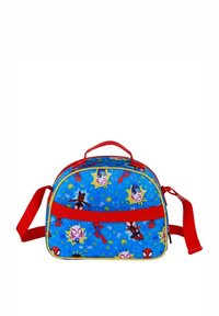 Bolsa de tela azul con acentos rojos, que presenta un patrón de superhéroe de dibujos animados. Forma redondeada, opciones de transporte dual: asa y correa ajustable.